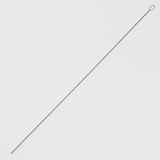 Das Bild zeigt einen langen, dünnen Edelstahlstab mit einer Schlaufe am Ende. Er eignet sich wahrscheinlich für experimentelle Zwecke, wie das Reinigen oder Manipulieren von Laborgeräten.