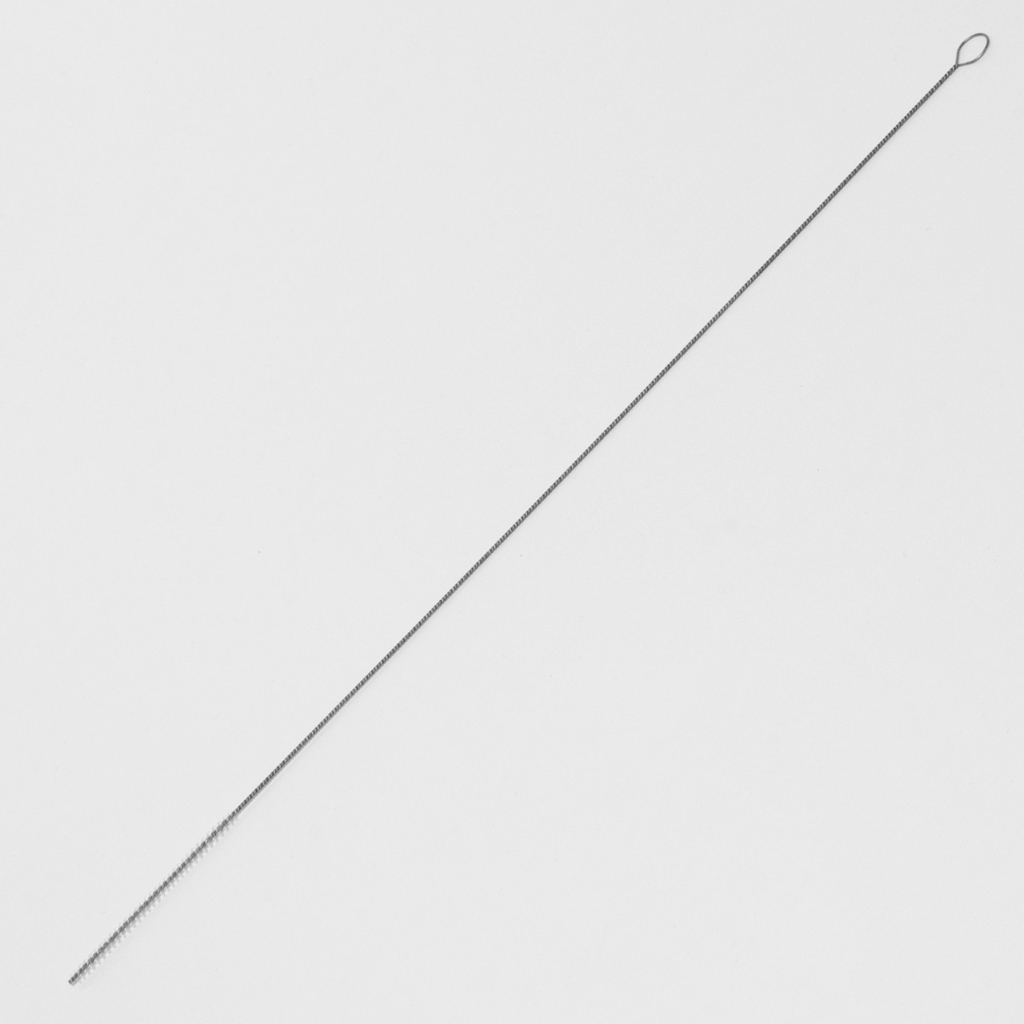 Das Bild zeigt einen langen, dünnen Edelstahlstab mit einer Schlaufe am Ende. Er eignet sich wahrscheinlich für experimentelle Zwecke, wie das Reinigen oder Manipulieren von Laborgeräten.