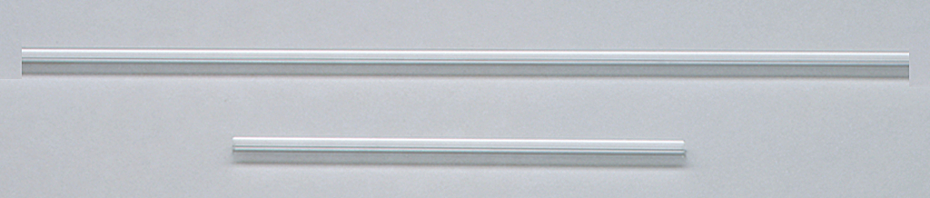 Das Bild zeigt zwei längliche, glänzende Metallstäbe in unterschiedlichen Längen, die parallel zueinander angeordnet sind. Diese Teile könnten für experimentelle Zwecke im Bildungswesen verwendet werden, möglicherweise als Bauteile für Versuchsaufbauten.