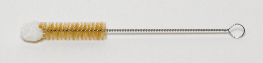 Das Bild zeigt eine Reinigungsbürste mit einem langen, flexiblen Drahtgriff und einer Kombination aus weichen, gelben Borsten und einem weißen, flauschigen Ende. Dieses Werkzeug eignet sich ideal für die Reinigung von Experimentiergeräten im Bildungsbereich.