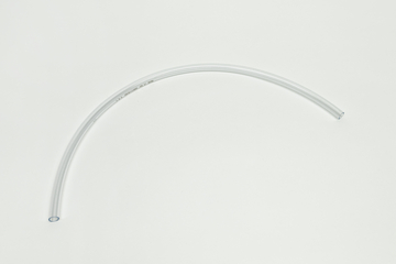 Das Bild zeigt ein gebogenes, transparentes Schlauchstück, das für verschiedene Experimente im Bildungswesen verwendet werden kann. Der Schlauch ist flexibel und eignet sich für den Durchfluss von Flüssigkeiten oder Gasen.