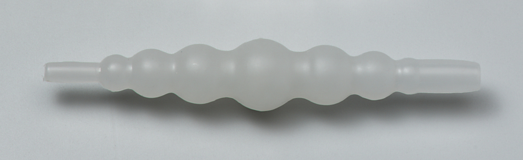 Das Bild zeigt ein transparentes, gewundenes Kunststoffrohr mit zwei Enden, das typischerweise in Experimenten verwendet wird. Die Form scheint darauf ausgelegt zu sein, den Fluss von Flüssigkeiten zu erleichtern oder zu regulieren.