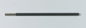 Das Bild zeigt einen langen, schlanken Stab mit einem metallischen Ende und einem grauen Kunststoffüberzug. Dieser Experimentiergegenstand könnte für physikalische Tests oder als Teil einer Versuchsaufbaus im Bildungsbereich verwendet werden.