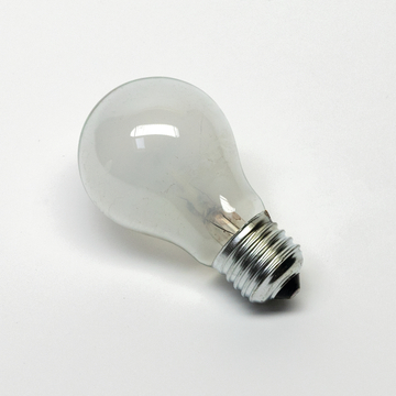 Das Bild zeigt eine transparente Glühbirne mit einem geschliffenen Metallgewinde. Sie wird häufig in Experimenten zur Demonstration von Elektrizität und Licht eingesetzt.