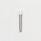 Das Bild zeigt ein Experimentiergerät mit einem grauen Stab und einem weißen, klammerartigen Teil an einem Ende. Dieses Werkzeug könnte in Bildungsbereichen zur Durchführung von Experimenten oder technischen Anwendungen genutzt werden.