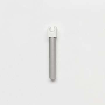 Das Bild zeigt ein Experimentiergerät mit einem grauen Stab und einem weißen, klammerartigen Teil an einem Ende. Dieses Werkzeug könnte in Bildungsbereichen zur Durchführung von Experimenten oder technischen Anwendungen genutzt werden.