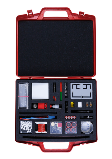 Das Bild zeigt einen roten Koffer, der mit verschiedenen Experimentiermaterialien gefüllt ist, darunter Werkzeuge, Kabel, Bauteile und Anleitungen zur Durchführung von naturwissenschaftlichen Experimenten. Der Koffer ist ideal für den Einsatz im Bildungsbereich, um Schülerinnen und Schülern praktische Erfahrungen zu vermitteln.