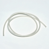 Das Bild zeigt mehrere transparente Kunststoffschläuche, die in einer lockeren Form auf einer weißen Oberfläche liegen. Diese Schläuche sind wahrscheinlich Teil von Experimentierbedarf für den Einsatz im Bildungswesen.