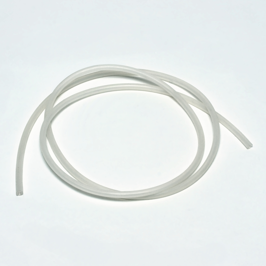 Das Bild zeigt mehrere transparente Kunststoffschläuche, die in einer lockeren Form auf einer weißen Oberfläche liegen. Diese Schläuche sind wahrscheinlich Teil von Experimentierbedarf für den Einsatz im Bildungswesen.