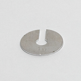 Das Bild zeigt ein metallisches Experimentiergerät in Form einer runden Scheibe mit einem Einschnitt und einer zentralen Bohrung. Die Zahl „19“ ist eingraviert, was möglicherweise auf eine spezifische Größe oder Art des Zubehörs hinweist.