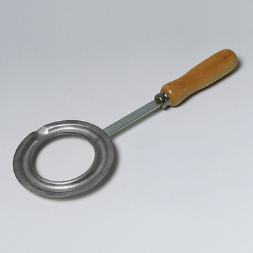 Das Bild zeigt eine Metallringplatte mit einem Holzgriff, die typischerweise für chemische Experimente verwendet wird. Sie dient dazu, den Fluss von Wärme oder Gas während der Durchführung von Versuchen zu regulieren.