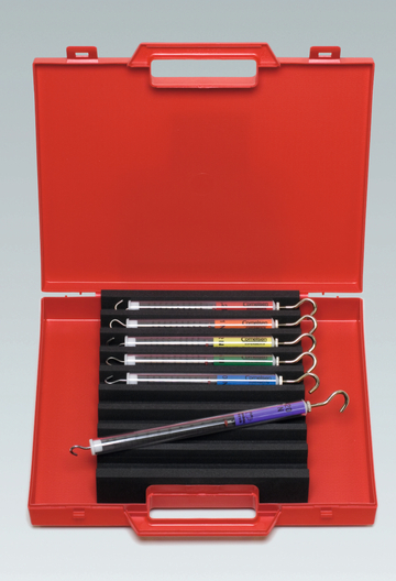 Das Bild zeigt ein rotes Kunststoffetui, das mehrere Messgeräte enthält, die in Schaumstoff eingesetzt sind. Die Geräte sind unterschiedlich farblich gekennzeichnet und scheinen für experimentelle Zwecke im Bildungsbereich gedacht zu sein.