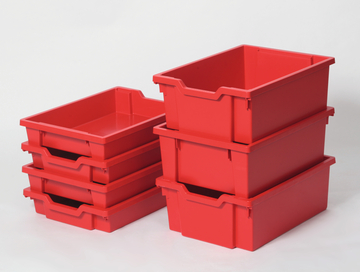 Das Bild zeigt eine Gruppe von roten Kunststoffboxen, die übereinander gestapelt sind. Diese Boxen dienen wahrscheinlich zur Aufbewahrung von Experimentierbedarf und sind für den Bildungsbereich konzipiert.