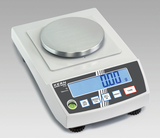 Das Bild zeigt eine digitale Laborwaage mit einer runden Metallwaage und einer gut lesbaren LCD-Anzeige, die in Gramm misst. Die Oberfläche der Waage ist in einem modernen Design gehalten und bietet verschiedene Tasten für Funktionen wie Tara und Kalibrierung.