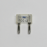 Das Bild zeigt einen transparenten elektrischen Widerstand mit einem Wert von 100 Ohm, der zur Durchführung von Experimenten im Bildungsbereich verwendet wird. Die Anschlussklemmen sind auf beiden Seiten sichtbar, zusammen mit einem blau markierten Widerstand.