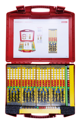 Das Bild zeigt eine rote Kunststoffbox, die mit verschiedenen Modulen zur Darstellung von Molekülen gefüllt ist. Die Box enthält bunte Kugeln und Verbindungselemente, die zur Visualisierung chemischer Strukturen im Bildungsbereich verwendet werden.