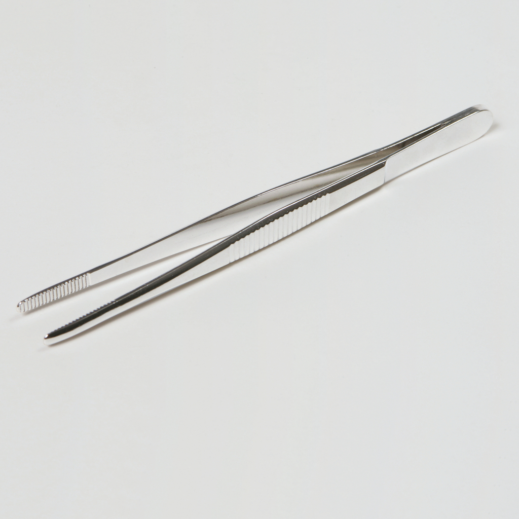 Das Bild zeigt eine gerade Metallpinzette, die glänzend und sauber aussieht. Sie ist ein nützliches Werkzeug für Experimente, um Präzision und Fingerfertigkeit zu fördern.