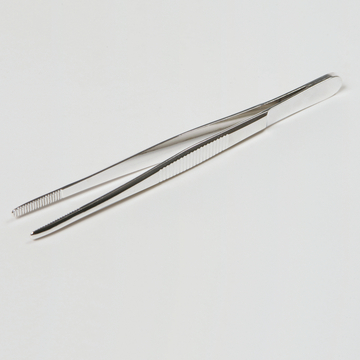 Das Bild zeigt eine gerade Metallpinzette, die glänzend und sauber aussieht. Sie ist ein nützliches Werkzeug für Experimente, um Präzision und Fingerfertigkeit zu fördern.