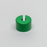 Das Bild zeigt einen grünen Gewichtszylinder mit einer Gewichtseinheit von 50 Gramm. Er hat eine eingeschnittene Form, die wahrscheinlich zur einfachen Handhabung und Befestigung in Versuchen dient.