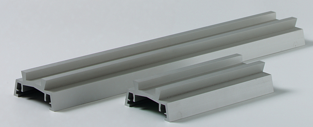 Das Bild zeigt mehrere graue Profile, die aus einem leichten, stabilen Material gefertigt sind. Sie sind in unterschiedlichen Längen und Breiten angeordnet und dienen vermutlich als Experimentiermaterial für den Bildungsbereich.