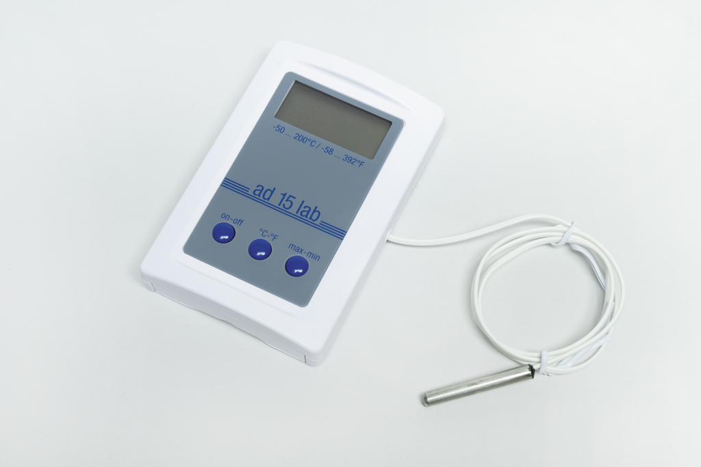 Das Bild zeigt ein digitales Thermometer mit einem Messbereich von -50 bis 200 °C und einer mit einem Kabel verbundenen Sonde. Es verfügt über eine große Anzeige und Tasten zur Steuerung der Funktionen wie Ein/Aus und Temperaturumstellung.