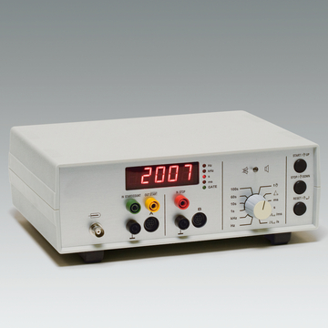Das Bild zeigt ein Elektronikgerät mit einem digitalen Display, das die Zahl 2007 anzeigt. Es verfügt über mehrere Eingänge und Regler, die zur Steuerung von Experimenten im Bildungsbereich verwendet werden.