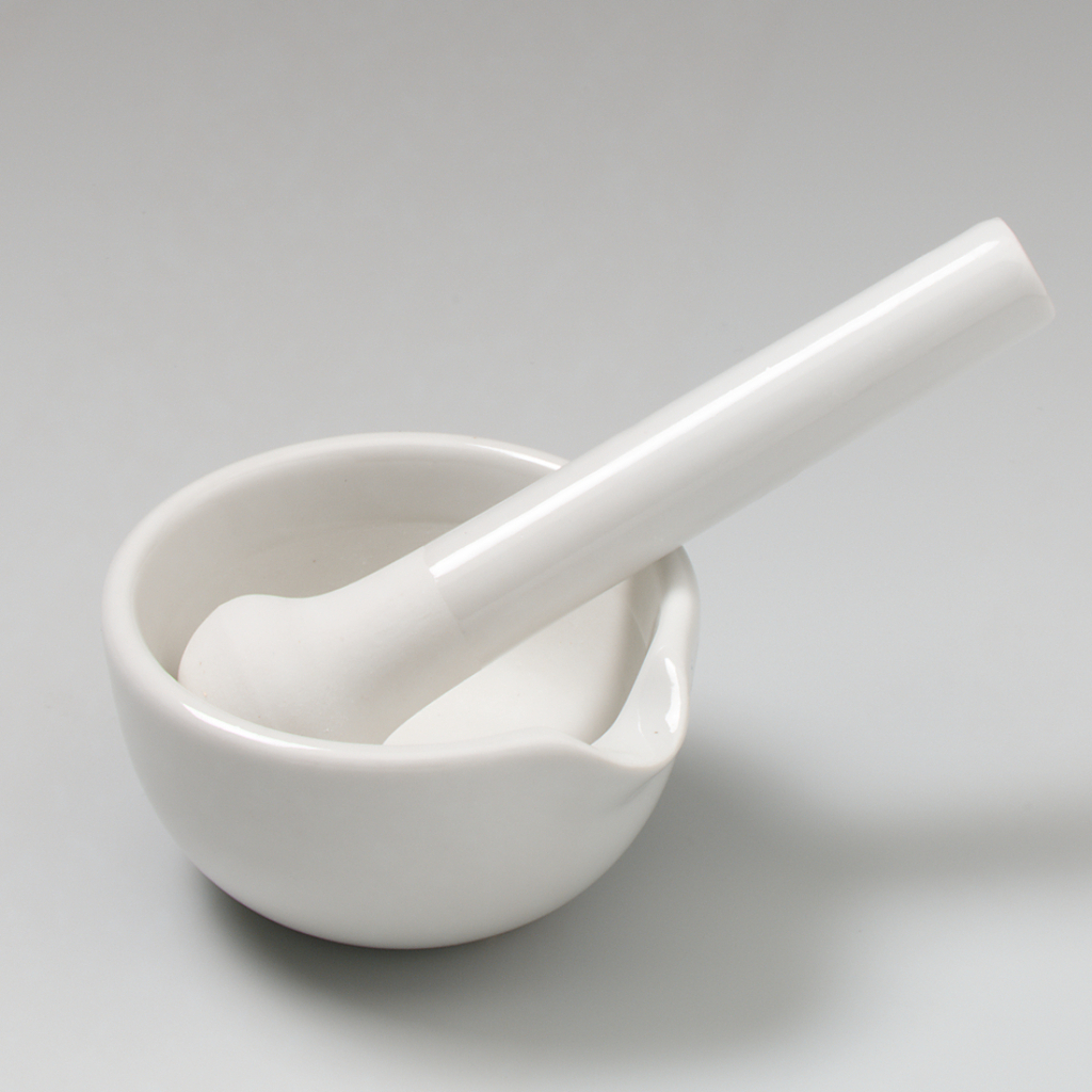 Auf dem Bild sind ein weißes Porzellan-Mörser und ein Stößel zu sehen. Diese Werkzeuge werden häufig im Labor und im Bildungsbereich verwendet, um Materialien zu zerkleinern oder zu mischen.