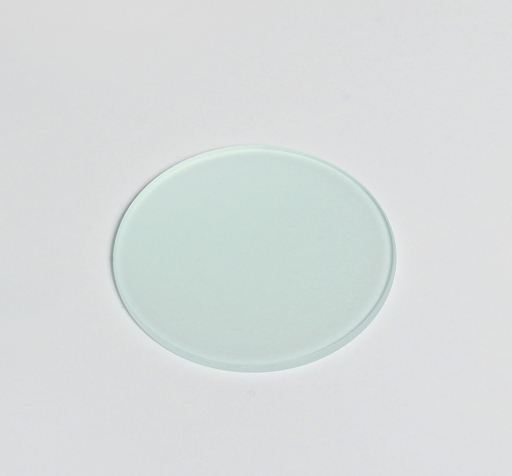 Das Bild zeigt eine gläserne Deckglasplatte in kreisförmiger Form. Sie wird häufig in Experimenten und Mikroskopie verwendet, um Proben zu schützen und zu präsentieren.