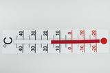 Das Bild zeigt ein Thermometer mit einer Temperaturskala von -20 °C bis +40 °C. Die Skala ist in Schwarz und Rot gehalten und eignet sich für Experimente im Bildungsbereich.