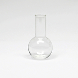 Das Bild zeigt ein klares, Glasgefäß mit einer runden Basis und einem schmalen Hals, das typischerweise in chemischen Experimenten verwendet wird. Es eignet sich hervorragend für den Einsatz in Schulen und Bildungsinstitutionen zur Durchführung von Experimenten.