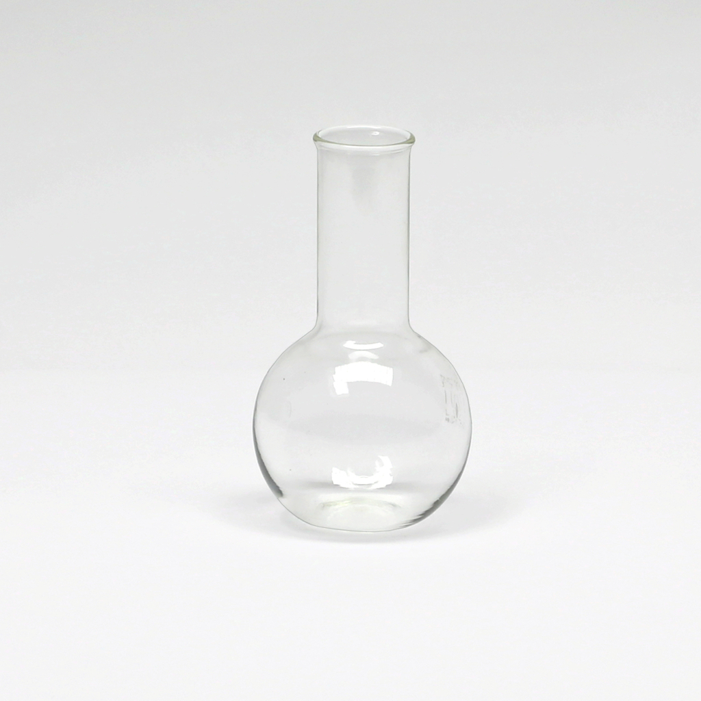 Das Bild zeigt ein klares, Glasgefäß mit einer runden Basis und einem schmalen Hals, das typischerweise in chemischen Experimenten verwendet wird. Es eignet sich hervorragend für den Einsatz in Schulen und Bildungsinstitutionen zur Durchführung von Experimenten.