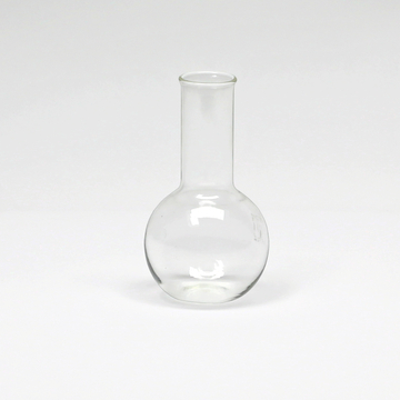 Das Bild zeigt ein klares, Glasgefäß mit einer runden Basis und einem schmalen Hals, das typischerweise in chemischen Experimenten verwendet wird. Es eignet sich hervorragend für den Einsatz in Schulen und Bildungsinstitutionen zur Durchführung von Experimenten.