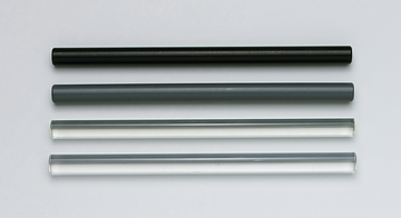 Das Bild zeigt vier unterschiedlich gefärbte Röhren, die in einem Online-Shop für Experimentierbedarf angeboten werden. Die Röhren variieren in Farbe und Material und dienen vermutlich für verschiedene experimentelle Anwendungen im Bildungsbereich.