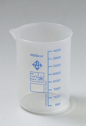 Das Bild zeigt einen transparenten Kunststoffmessbecher mit einem Fassungsvermögen von 400 ml. An der Seite sind Milliliter-Markierungen aufgedruckt, die zur genauen Messung von Flüssigkeiten dienen.