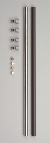 Das Bild zeigt zwei lange, zylindrische Stangen, eine aus Metall und eine aus einem dunklen Material, sowie mehrere Halterungen und Plättchen in verschiedenen Farben. Diese Komponenten sind wahrscheinlich Teil eines Experimentiersets für Unterrichtszwecke.