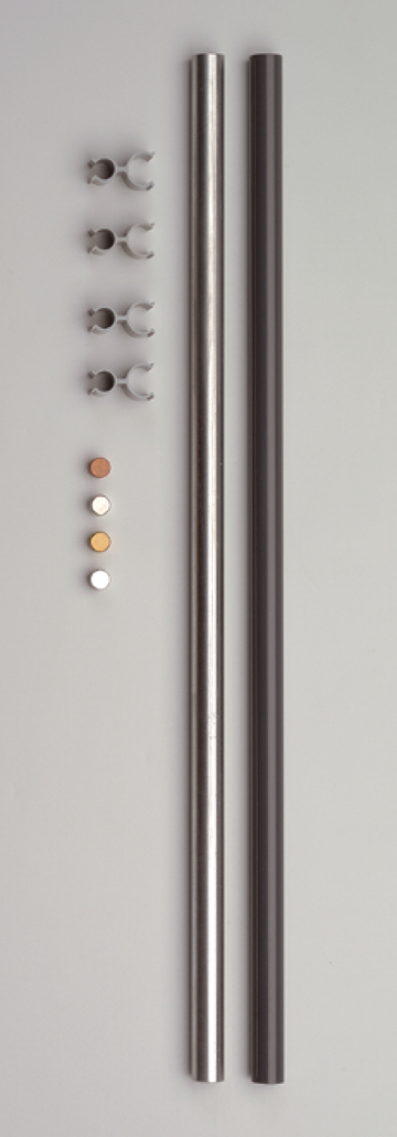 Das Bild zeigt zwei lange, zylindrische Stangen, eine aus Metall und eine aus einem dunklen Material, sowie mehrere Halterungen und Plättchen in verschiedenen Farben. Diese Komponenten sind wahrscheinlich Teil eines Experimentiersets für Unterrichtszwecke.