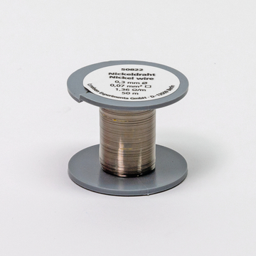 Das Bild zeigt eine Spule mit Nickel-Draht, die für experimentelle Zwecke verwendet wird. Der Draht hat einen Durchmesser von 0,3 mm und eine Länge von 50 Metern, was ihn ideal für verschiedene Bildungsprojekte im naturwissenschaftlichen Bereich macht.