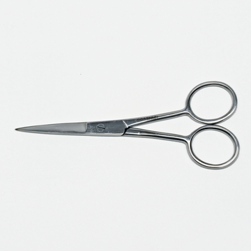 Das Bild zeigt eine Edelstahl-Schere mit feiner Spitze und runden Griffen. Sie eignet sich ideal für präzise Schneidarbeiten in experimentellen Anwendungen im Bildungsbereich.