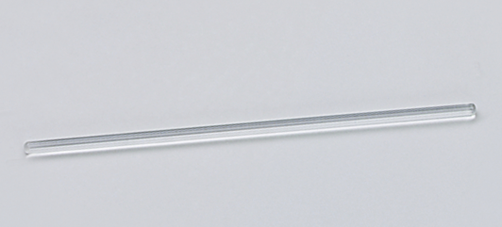 Das Bild zeigt ein langes, transparentes Glasröhrchen, das typischerweise in Experimenten verwendet wird. Es dient wahrscheinlich zur Durchführung chemischer Analysen oder als Gefäß für Flüssigkeiten.