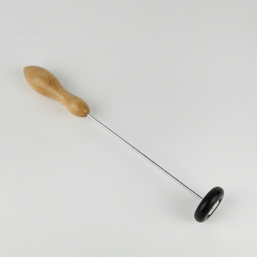 Das Bild zeigt ein Experimentiergerät mit einem holzfarbenen Griff und einem langen, dünnen Metallstab, der an einem schwarzen, runden Ende endet. Es eignet sich wahrscheinlich für Lehrzwecke im naturwissenschaftlichen Unterricht.