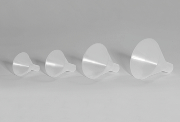 Das Bild zeigt eine Reihe von vier transparenten Trichtern in unterschiedlichen Größen, die auf einer grauen Fläche angeordnet sind. Diese Trichter sind aus Kunststoff gefertigt und eignen sich ideal für experimentelle Anwendungen im Bildungswesen.