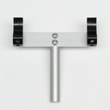 Das Bild zeigt ein Experimentiergerät aus Aluminium mit zwei schwarzen Halterungen an den Seiten und einem vertikalen Stab in der Mitte. Das Design deutet darauf hin, dass es für bestimmte Versuche in der Bildung oder im Labor eingesetzt wird.