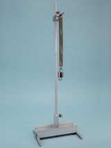 Das Bild zeigt einen stabilen Versuchsaufbau mit einem vertikalen Ständer, an dem eine Feder und ein Gewicht befestigt sind. Dieses Experimentiergerät dient zur Durchführung von physikalischen Versuchen, beispielsweise zur Messung von Kräften oder der Federkonstanten.