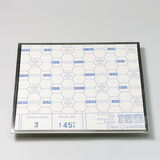 Das Bild zeigt eine quadratische Platte aus einem Material mit einer hexagonalen Musterung, versehen mit verschiedenen Produktinformationen. Die Platte ist aus Keramikfaser und hat eine Dicke von 3 mm, beschrieben als Qualitätsprodukt.