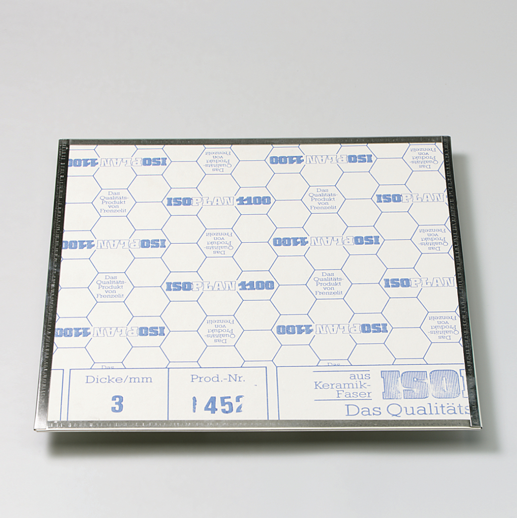 Das Bild zeigt eine quadratische Platte aus einem Material mit einer hexagonalen Musterung, versehen mit verschiedenen Produktinformationen. Die Platte ist aus Keramikfaser und hat eine Dicke von 3 mm, beschrieben als Qualitätsprodukt.
