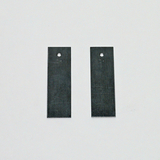 Das Bild zeigt zwei flache Metallstücke mit einer perforierten Stelle. Sie scheinen Teil eines Experimentierbedarfsets zu sein, möglicherweise für den schulischen Einsatz in naturwissenschaftlichen Fächern.