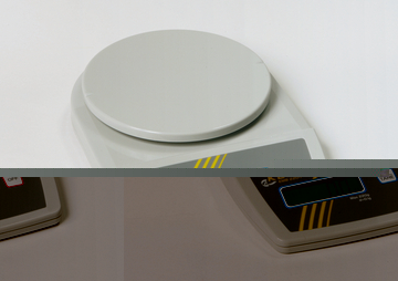 Das Bild zeigt eine digitale Laborwaage der Marke KERN mit einem max. Gewicht von 220 g. Die Waage verfügt über ein großes Display, Tasten zur Tarierung und Ein-/Ausschaltung sowie eine glatte, runde Wägefläche.