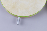 Das Bild zeigt eine runde Experimentierunterlage mit einem beige-farbenen, weichen Obermaterial und einer leuchtend grünen Kante. An der Unterseite ist ein silberner Halter zu sehen, der für verschiedene Experimentieranwendungen genutzt werden kann.