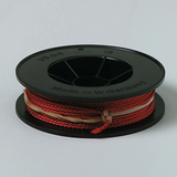 Das Bild zeigt eine Spule mit rot gefärbtem Draht, die auf einem schwarzen Kunststoffkörper gewickelt ist. Der Draht ist zur Verwendung in Experimenten im Bildungsbereich geeignet und stammt aus Westeuropa.