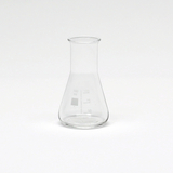 Das Bild zeigt einen transparenten Erlenmeyerkolben mit einer Kapazität von 100 ml. An der Seite sind Maßstriche zur genauen Abmessung von Flüssigkeiten aufgedruckt.